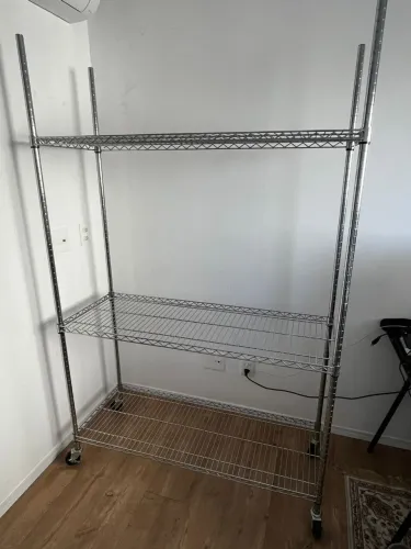 Estante de aço cromado com rodinhas