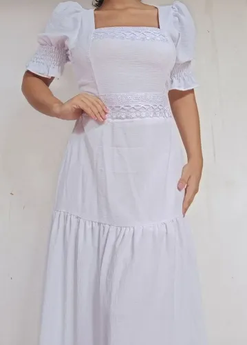 Vestido branco com detalhes em renda.