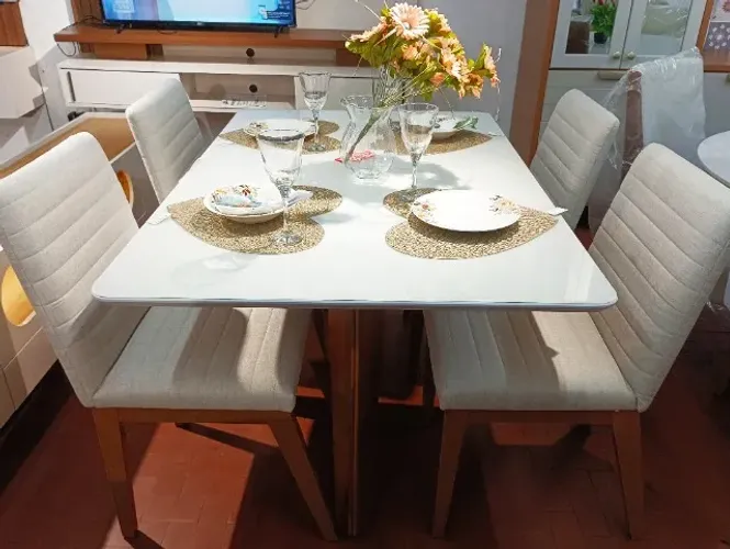 Conjunto Mesa de Jantar Verona + 04 Cadeiras Elena (Madeira).