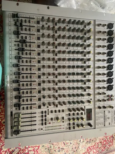 Behringer Eurodesk UB2442FX-Pro.