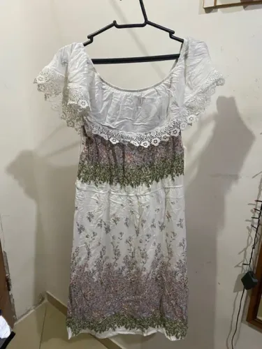 Vestido branco floral com crochêzin no babado