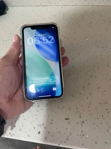 Telefone iPhone 11 64gb bem conservado, nunca aberto todo original acompanha carregador
