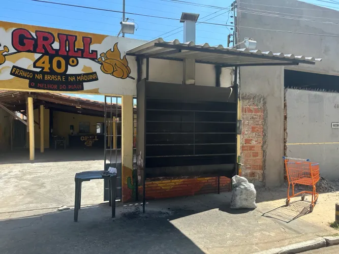 Churrasqueira semi nova! Padrão para frango e demais itens