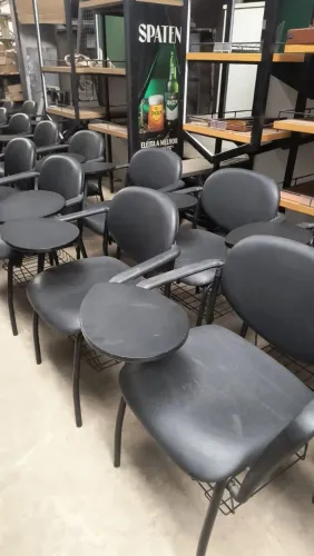 Vendo 31 Cadeiras Universitária Semi Novas<br>ZAP *<br>Valor 250,00 Cada Cadeira