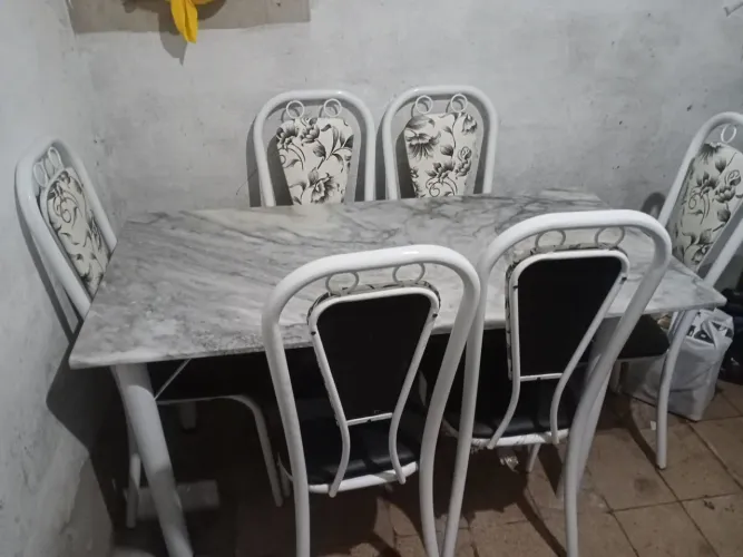 Mesa de jantar de mármore original com 6 cadeiras com estofados