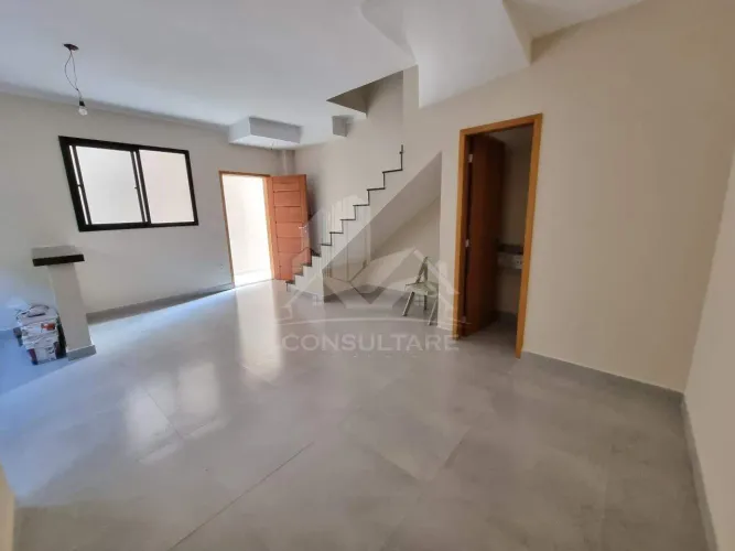 Casa nova com 2 suítes, quintal, 1 vaga no Marapé - R$ 742.000,00