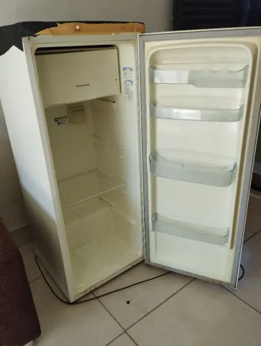 Vendo uma geladeira pequena