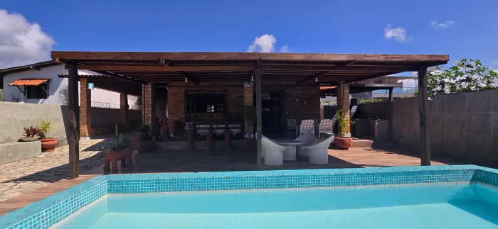 Vende-se casa na primeira rua da beira mar da praia de Carapibus.