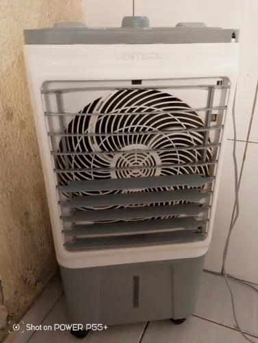 Climatizador de ar com compartimento para água com ventilador.