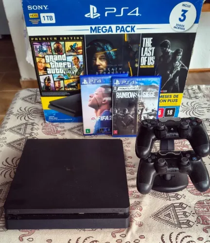 Playstation 4 muito novo com 1 Tera, 2 Controles, Suporte e Jogos
