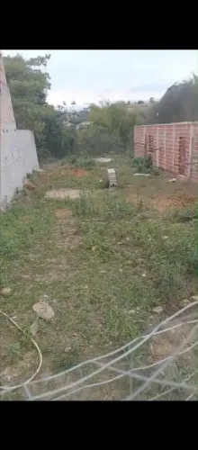 Terreno com casa construída,ainda tem bate laje