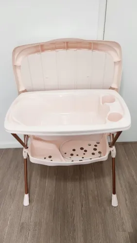 Banheira de bebê rosa, com suporte e trocador