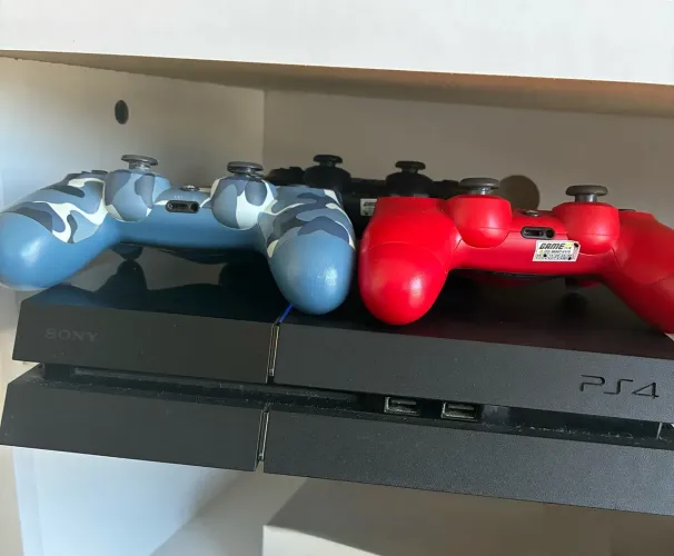PS4 COM 3 CONTROLES E 4 JOGOS E CONSERTO PENDENTE