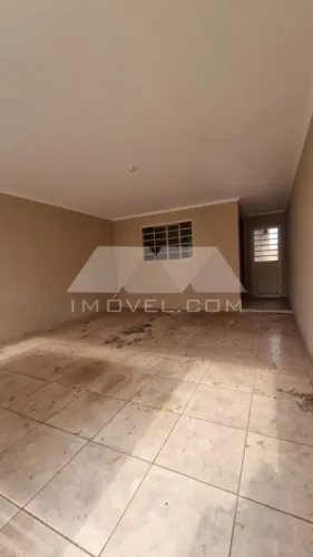 CASA COM 2 QUARTOS, , PEQUENO QUINTAL E GARAGEM PARA 2 CARROS