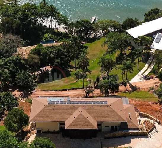 Belíssima Casa a Venda em Condomínio Fechado com Vista Panorâmica para o Mar em Ilhabela.