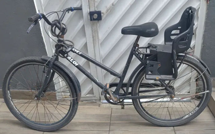 Bicicleta Caloi Poti cor preta aro 26 com cadeirinha