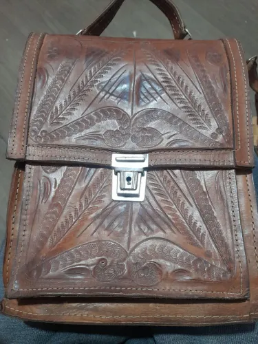 Bolsa Tiracolo Vintage ano 70 de couro marrom com detalhes florais em relevo artesanal