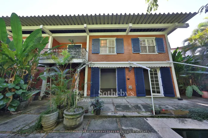 Casa com jardim, piscina e edícula em rua tranquila no Jardim Botânico