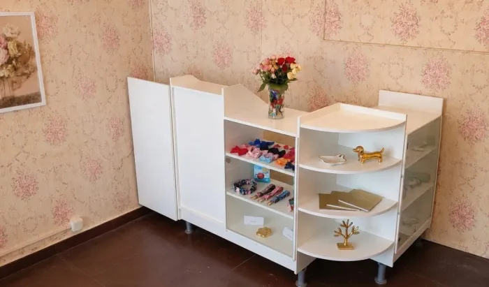Balcão L grande com duas vitrines de vidro