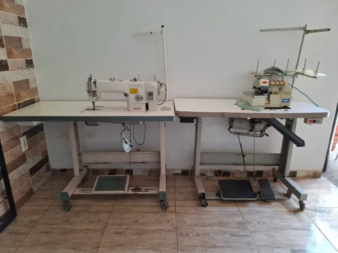 Máquina de costura Reta e Overlock.