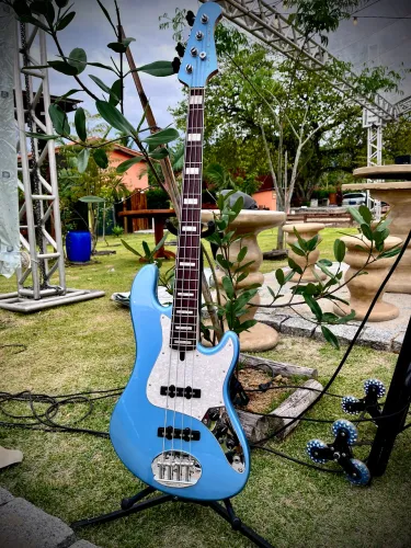 Lakland DJ4 2015 em estado de novo. Com case SKB