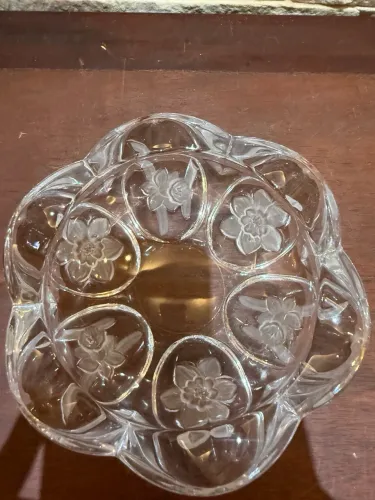 Cinzeiro Vintage em Vidro Grosso com Flores Lapidadas - 18 cm