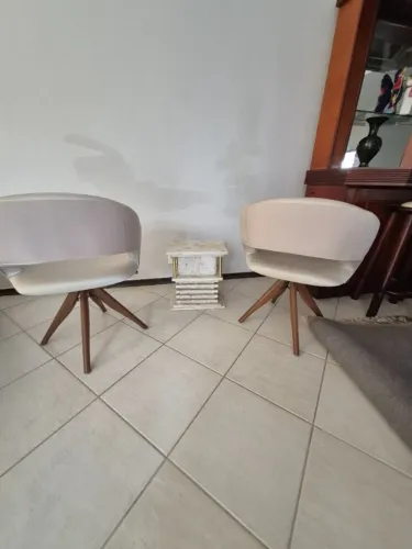 2 Poltronas pes de madeira palito ótimo estados conservação