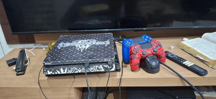Vendo PlayStation 4 sem controle 
