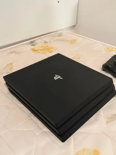 PlayStation 4 Pro 1TB + 2 Controles!