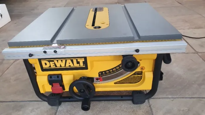 Serra de mesa DeWalt DW745