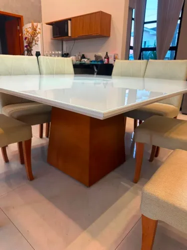 Mesa com 8 cadeiras