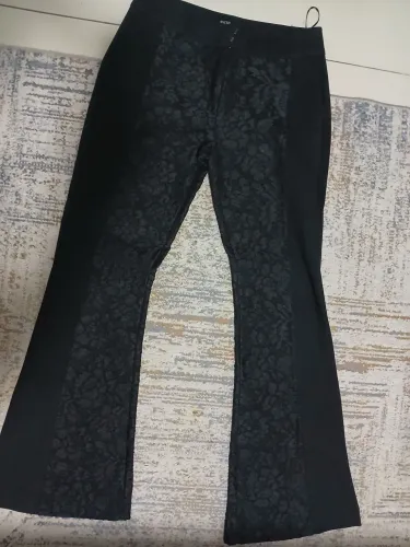 Calça flare com renda