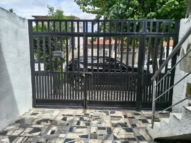 Portão de ferro robusto