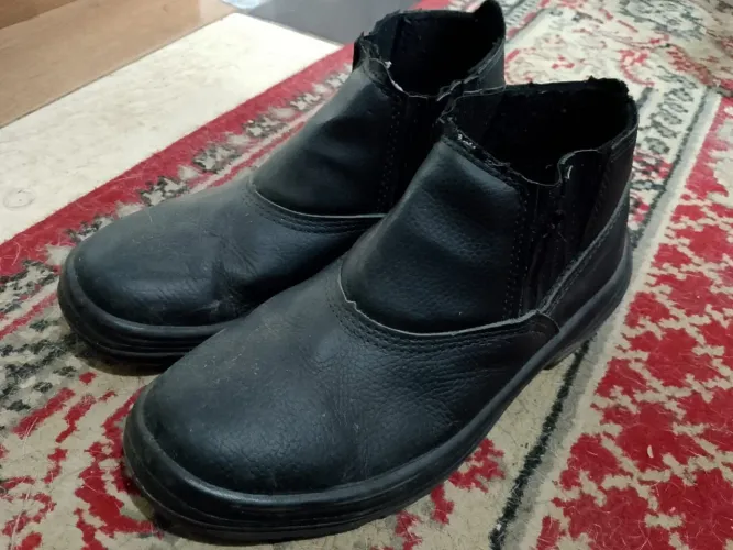 Vende Se bota preta tamanho 41