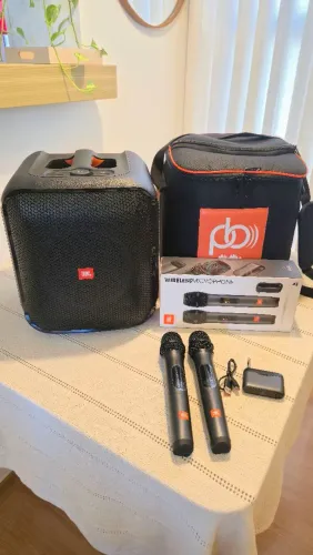Caixa e microfones JBL