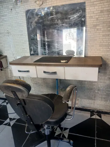 Vendo uma bancada de barbeiro+espelho e uma cadeira 