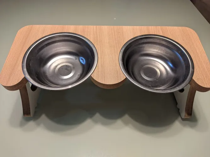 Comedouro duplo com as tigelas 