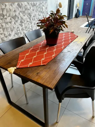 Vende se uma mesa de madeira com 4 cadeiras os pés é de aço