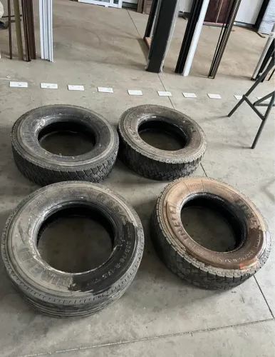 caminhão delivery 11.180 235/ 75 R 17.5