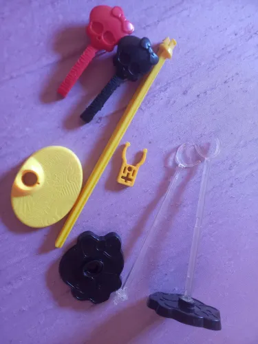 Vendo lote de suporte monster high usado