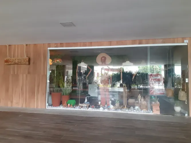 Loja comercial para aluguel possui 52 m2 no Cond. Praça da Luz