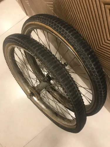 Par de rodas com pneus pirelli Monark bmx 