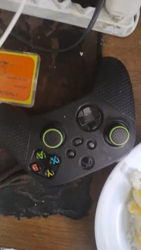 Controle de xbox seminovo na caixa