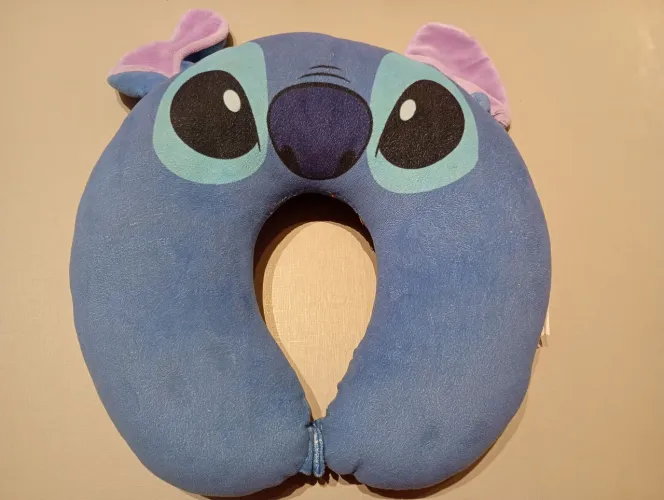 Travesseiro de pescoço infantil stich