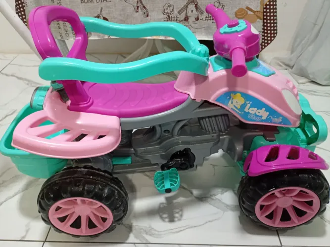 Vendo quadriciclo infantil feminino! Está todo completo