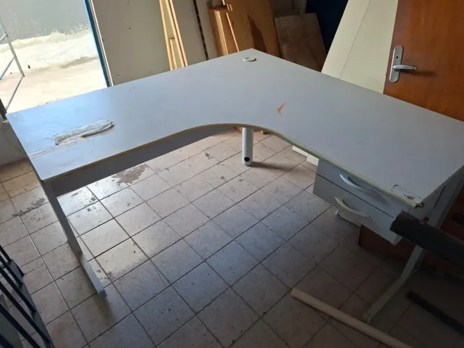 Mesa de escritório com gaveta