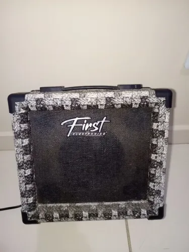 Amplificador de guitarra First