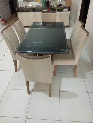 Mesa com seis cadeiras e tampo de vidro
