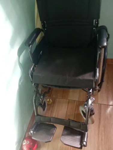 Vende se uma cadeira de rodas cemi nova usada poucas vezes toda desmontável *6