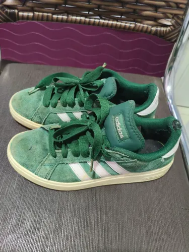 Tênis Adidas verde, social